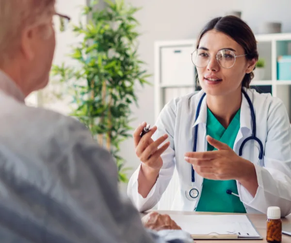 Médecins : mieux communiquer avec les patients par l’écoute