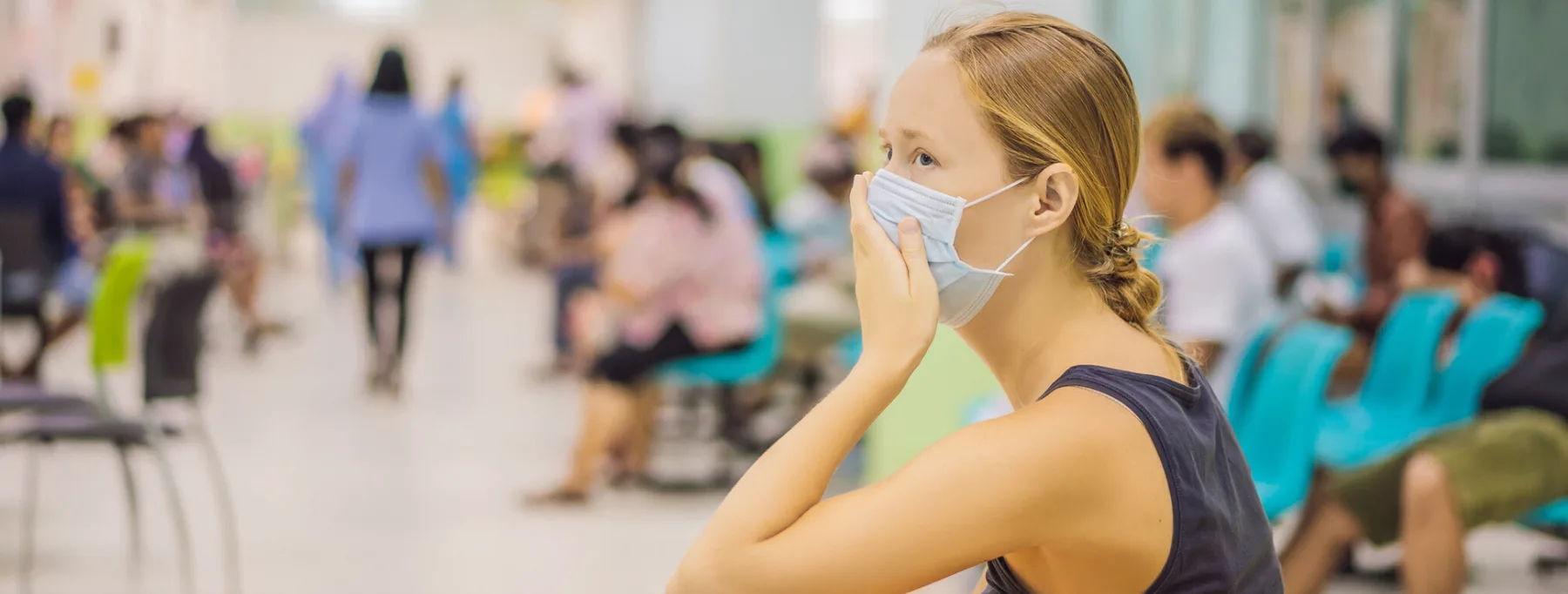 Patiente masquée dans une salle d'attente animée