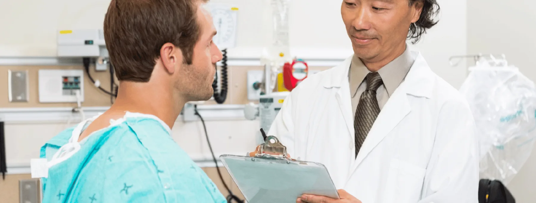 Médecin échangeant avec un patient hospitalisé