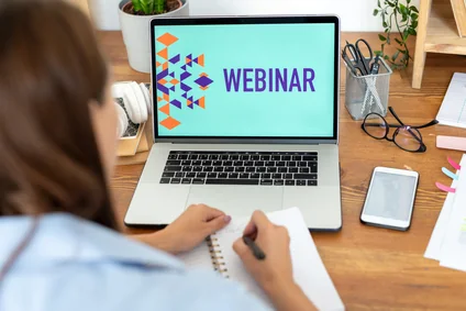 Formation à distance en communication : apprenante devant son écran